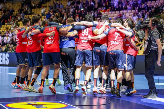 15.01.2026, Handball, Men s EHF EURO 2026, Spanien - Serbien, Jyske Bank Boxen in Herning, Dänemark, Preliminary Round: Abschlussjubel nach dem Sieg der Spanier gegen Serbien - Dänemark