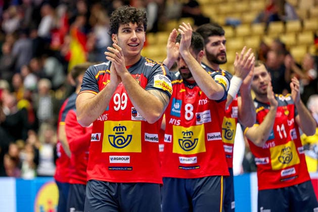 15.01.2026, Handball, Men s EHF EURO 2026, Spanien - Serbien, Jyske Bank Boxen in Herning, Dänemark, Preliminary Round: Abschlussjubel nach dem Sieg der Spanier gegen Serbien - Javier Rodriguez Moreno (Espania 99) neben Agustin Casado Marcelo (Espania 08) Dänemark