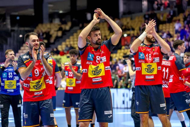 15.01.2026, Handball, Men s EHF EURO 2026, Spanien - Serbien, Jyske Bank Boxen in Herning, Dänemark, Preliminary Round: Abschlussjubel nach dem Sieg der Spanier gegen Serbien - Ian Tarrafeta Serrano (Espania 09) Agustin Casado Marcelo (Espania 08) Imanol Garciandia Alustiza (Espania 18) Dänemark
