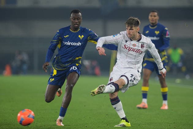CALCIO - Serie A - Hellas Verona VS Bologna FC Juan Miranda of Bologna FC followed by Cheikh Niasse of Hellas Verona FC during the soccer match between Hellas Verona FC and Bologna FC, MD16 of Serie A Enilive Italian soccer championship 2025 2026 at Marcantonio Bentegodi Stadium on January 15, 2026, Verona, Italy. Verona Italy  Copyright: xIPAxSport ABACAx