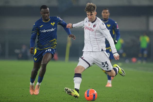 CALCIO - Serie A - Hellas Verona VS Bologna FC Juan Miranda of Bologna FC followed by Cheikh Niasse of Hellas Verona FC during the soccer match between Hellas Verona FC and Bologna FC, MD16 of Serie A Enilive Italian soccer championship 2025 2026 at Marcantonio Bentegodi Stadium on January 15, 2026, Verona, Italy. Verona Italy  Copyright: xIPAxSport ABACAx