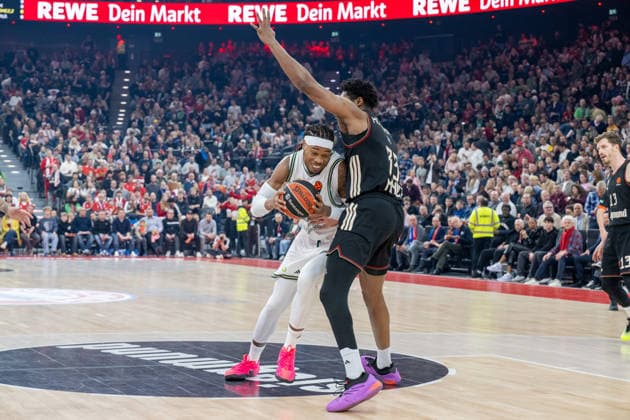 Richaun Holmes 8 (Panathinaikos Aktor Athen) im Zweikampf mit David McCormack 33 (FC Bayern Basketball), FC Bayern Basketball vs. Panathinaikos Aktor Athen, EuroLeague 22. Spieltag, 15.01.2026 Muenchen Bayern Deutschland