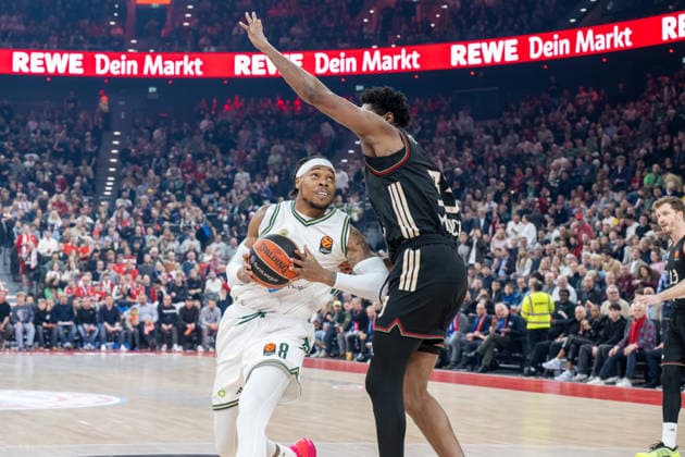 Richaun Holmes 8 (Panathinaikos Aktor Athen) im Zweikampf mit David McCormack 33 (FC Bayern Basketball), FC Bayern Basketball vs. Panathinaikos Aktor Athen, EuroLeague 22. Spieltag, 15.01.2026 Muenchen Bayern Deutschland