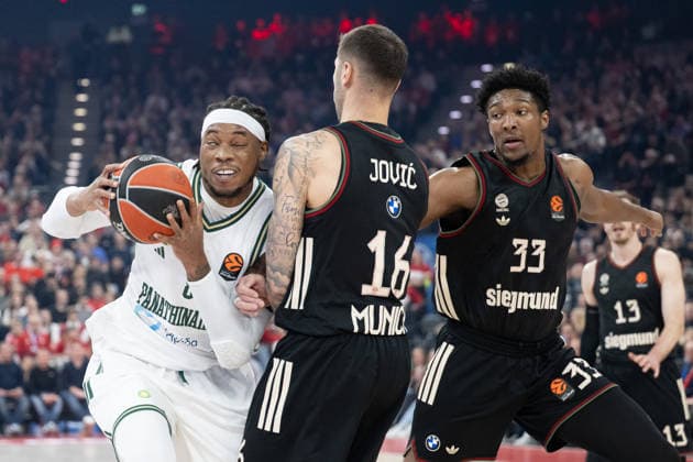 Richaun Holmes 8 (Panathinaikos Aktor Athen) im Zweikampf mit Stefan Jovic 16 (FC Bayern Basketball), David McCormack 33 (FC Bayern Basketball), FC Bayern Basketball vs. Panathinaikos Aktor Athen, EuroLeague 22. Spieltag, 15.01.2026 Muenchen Bayern Deutschland