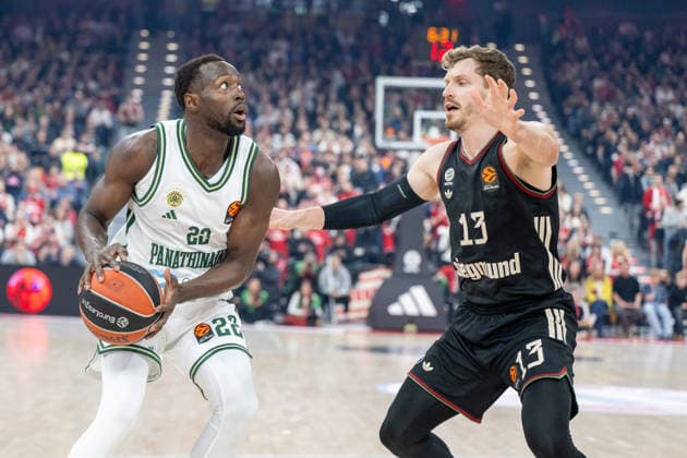 Jerian Grant 22 (Panathinaikos Aktor Athen) im Zweikampf mit Andreas Obst 13 (FC Bayern Basketball), FC Bayern Basketball vs. Panathinaikos Aktor Athen, EuroLeague 22. Spieltag, 15.01.2026 Muenchen Bayern Deutschland