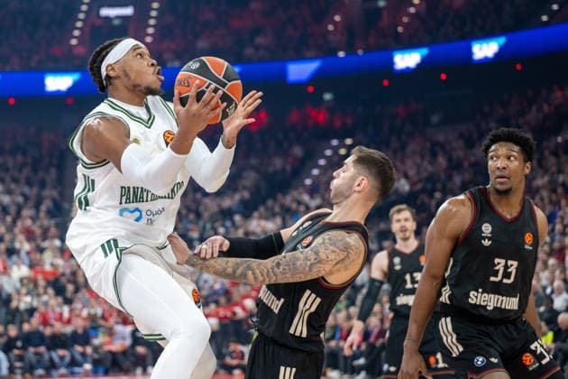 Richaun Holmes 8 (Panathinaikos Aktor Athen) im Zweikampf mit Stefan Jovic 16 (FC Bayern Basketball), FC Bayern Basketball vs. Panathinaikos Aktor Athen, EuroLeague 22. Spieltag, 15.01.2026 Muenchen Bayern Deutschland