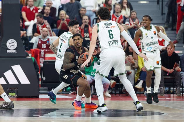 Xavier Rathan-Mayes (FC Bayern Basketball, 04) mit Cedi Osman (Panathinaikos AKTOR Athen, 06) und Panagiotis Kalaitzakis (Panathinaikos AKTOR Athen, 05), mit TJ Shorts (Panathinaikos AKTOR Athen, 00), GER, FC Bayern Basketball vs. Panathinaikos AKTOR Athen, Basketball, Euroleague, 22. Spieltag, Saison 2025 2026, 15.01.2026, GER, FC Bayern Basketball vs. Panathinaikos AKTOR Athen, Basketball, Euroleague, 22. Spieltag, Saison 2025 2026, 15.01.2026 Muenchen Copyright: xEibner-Pressefoto JennixMaulx EP_JML