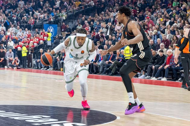 Richaun Holmes 8 (Panathinaikos Aktor Athen) im Zweikampf mit David McCormack 33 (FC Bayern Basketball), FC Bayern Basketball vs. Panathinaikos Aktor Athen, EuroLeague 22. Spieltag, 15.01.2026 Muenchen Bayern Deutschland