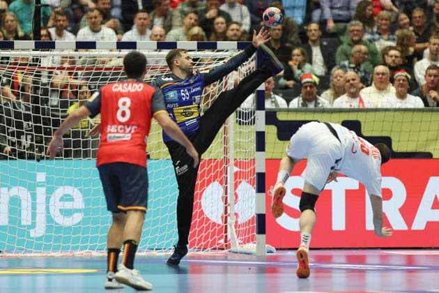 Spanien - Serbien, EHF EM 2026 Torwart Ignacio Biosca Garcia (Spanien, 53) wehrt einen Siebenmeter von Darko Dukic (Serbien, 45) ab. Handball EHF Europameisterschaft, Länderspiel zwischen Spanien und Serbien am 15. Januar 2026 in Herning (Dänemark)., Herning Dänemark Jyske Bank Boxen
