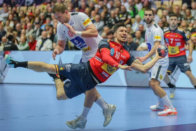 Spanien - Serbien, EHF EM 2026 Alex Dujshebaev Dovichebaeva (Spanien, 10) fliegt in den Kreis, Dragan Pechmalbec (Serbien, 46) greift nicht mehr ein. Handball EHF Europameisterschaft, Länderspiel zwischen Spanien und Serbien am 15. Januar 2026 in Herning (Dänemark)., Herning Dänemark Jyske Bank Boxen