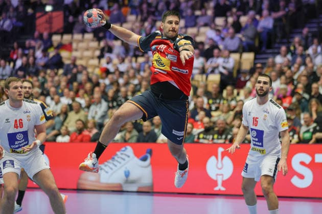Spanien - Serbien, EHF EM 2026 Abel Serdio Guntin (Spanien, 20) kommt am Kreis ungehindert zum Abschluss. Links Dragan Pechmalbec (Serbien, 46) und rechts Uros Kojadinovic (Serbien, 15) können nicht eingreifen. Handball EHF Europameisterschaft, Länderspiel zwischen Spanien und Serbien am 15. Januar 2026 in Herning (Dänemark)., Herning Dänemark Jyske Bank Boxen