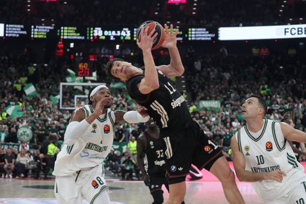 Bayerns 11 Vladimir LUCIC zwischen Athens 8 HOLMES und 10 SLOUKAS. Basketball: Bayern - Panathinaikos Athen. Euroleague, FC Bayern Basketball - Panathinaikos AKTOR Athen, Runde 22, Saison 2025-2026, am 15.01.2026 in Muenchen, S A P G A R D E N, Deutschland. Quelle Copyright Credit : Oryk HAIST