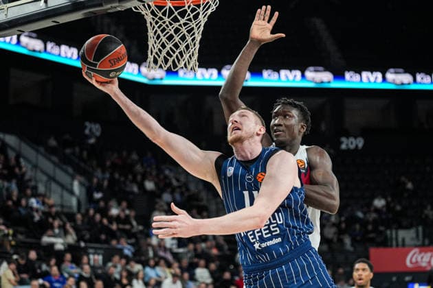 Anadolu Efes v Saski Baskonia - EuroLeague ISTANBUL, TURKIYE - JANUARY 15: Rolands Smits (L) of Anadolu Efes and Khalifa Diop (R) of Saski Baskonia compete for the ball during the EuroLeague week 22 match between Anadolu Efes and Saski Baskonia at Turkcell Basketball Development Center in Istanbul, Turkiye on January 15, 2026. Cemal Yurttas Anadolu Istanbul Turkey. Editorial use only. Please get in touch for any other usage.  Copyright: x2026xAnadoluxCemalxYurttasx