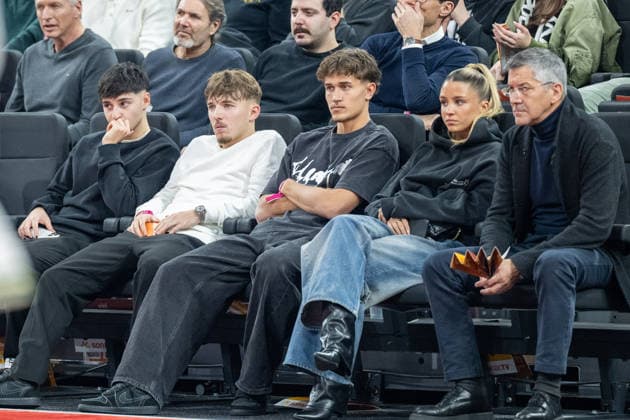 Lennaert Karl (FC Bayern Muenchen), Tom Bischof (FC Bayern Muenchen), Josefine Scholl, Vereinspraesident Herbert Hainer (FC Bayern Muenchen), FC Bayern Basketball vs. Panathinaikos Aktor Athen, EuroLeague 22. Spieltag, 15.01.2026 Muenchen Bayern Deutschland