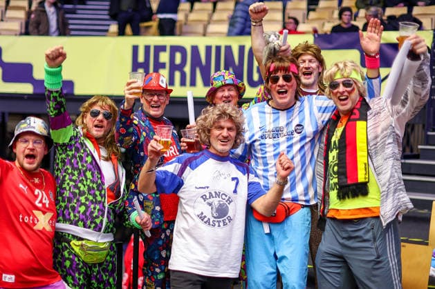 15.01.2026, Handball, Men s EHF EURO 2026, Deutschland - Östereich, Jyske Bank Boxen in Herning, Dänemark, Preliminary Round: Feature zahlreiche deutsche Fans Zuschauer Besucher feiern ihre Mannschaft und haben sichtlich Spaß Dänemark *** 15 01 2026, Handball, Men s EHF EURO 2026, Germany Östereich, Jyske Bank Boxen in Herning, Denmark, Preliminary Round Feature numerous German fans spectators visitors celebrate their team and obviously have fun Denmark