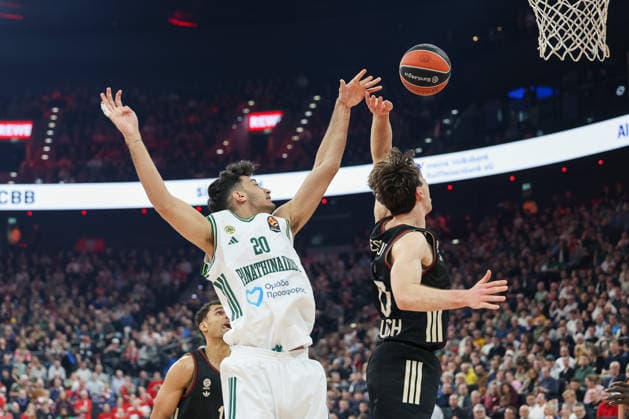 Alexandros Samodurov (Panathinaikos AKTOR Athen, 20) mit Justinian Jessup (FC Bayern Basketball, 10), GER, FC Bayern Basketball vs. Panathinaikos AKTOR Athen, Basketball, Euroleague, 22. Spieltag, Saison 2025 2026, 15.01.2026, GER, FC Bayern Basketball vs. Panathinaikos AKTOR Athen, Basketball, Euroleague, 22. Spieltag, Saison 2025 2026, 15.01.2026 Muenchen Copyright: xEibner-Pressefoto JennixMaulx EP_JML