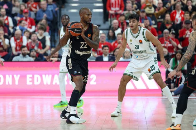 Isiaha Mike (FC Bayern Basketball, 22) mit Alexandros Samodurov (Panathinaikos AKTOR Athen, 20), GER, FC Bayern Basketball vs. Panathinaikos AKTOR Athen, Basketball, Euroleague, 22. Spieltag, Saison 2025 2026, 15.01.2026, GER, FC Bayern Basketball vs. Panathinaikos AKTOR Athen, Basketball, Euroleague, 22. Spieltag, Saison 2025 2026, 15.01.2026 Muenchen Copyright: xEibner-Pressefoto JennixMaulx EP_JML