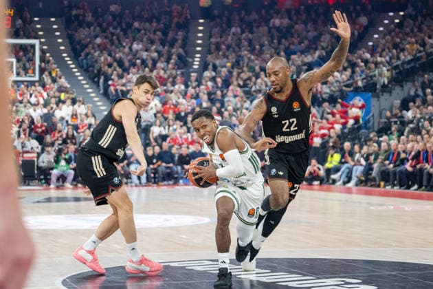 TJ Shorts 0 (Panathinaikos Aktor Athen) im Zweikampf mit Isiaha Mike 22 (FC Bayern Basketball), FC Bayern Basketball vs. Panathinaikos Aktor Athen, EuroLeague 22. Spieltag, 15.01.2026 Muenchen Bayern Deutschland