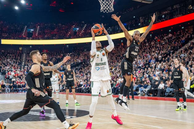 Richaun Holmes 8 (Panathinaikos Aktor Athen), Isiaha Mike 22 (FC Bayern Basketball), FC Bayern Basketball vs. Panathinaikos Aktor Athen, EuroLeague 22. Spieltag, 15.01.2026 Muenchen Bayern Deutschland