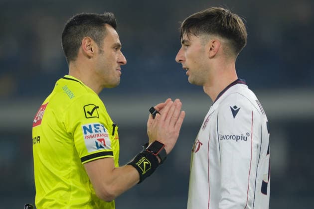 The Referee of the match, Maurizio Mariani of AIA Aprilia Delegation discuss with Juan Miranda of Bologna FC during the soccer match between Hellas Verona FC and Bologna FC, MD16 of Serie A Enilive Italian soccer championship 2025 2026 at Marcantonio Bentegodi Stadium on January 15, 2026, Verona, Italy.  Copyright: xRobertoxTommasini IPAxSportx xipa-agency.netx xx IPA_70108181 IPA_Agency_IPA70108181