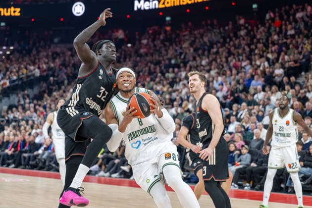 Wenyen Gabriel 32 (FC Bayern Basketball) im Zweikampf mit Richaun Holmes 8 (Panathinaikos Aktor Athen), FC Bayern Basketball vs. Panathinaikos Aktor Athen, EuroLeague 22. Spieltag, 15.01.2026 Muenchen Bayern Deutschland
