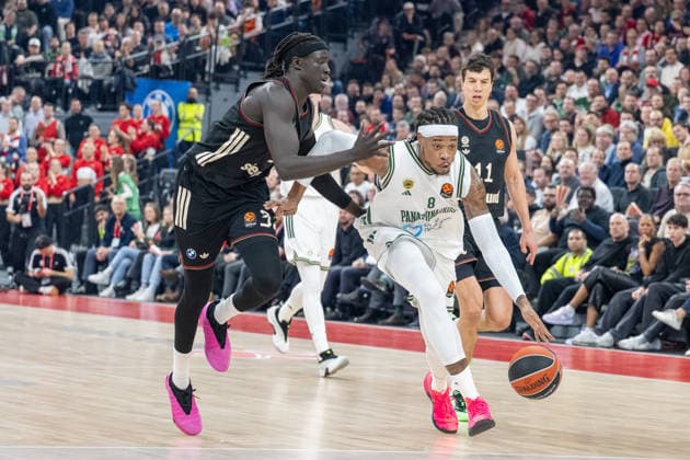 Wenyen Gabriel 32 (FC Bayern Basketball) im Zweikampf mit Richaun Holmes 8 (Panathinaikos Aktor Athen), FC Bayern Basketball vs. Panathinaikos Aktor Athen, EuroLeague 22. Spieltag, 15.01.2026 Muenchen Bayern Deutschland