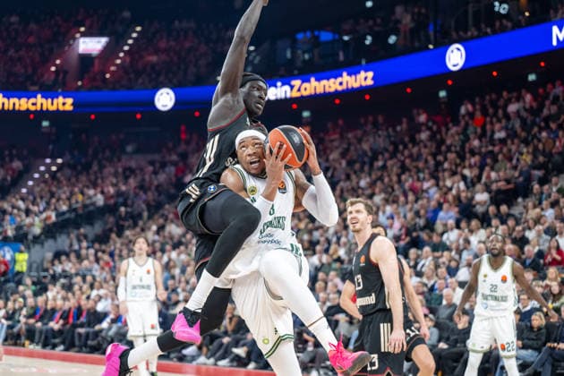 Wenyen Gabriel 32 (FC Bayern Basketball) im Zweikampf mit Richaun Holmes 8 (Panathinaikos Aktor Athen), FC Bayern Basketball vs. Panathinaikos Aktor Athen, EuroLeague 22. Spieltag, 15.01.2026 Muenchen Bayern Deutschland