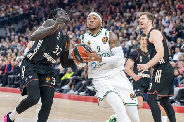 Wenyen Gabriel 32 (FC Bayern Basketball) im Zweikampf mit Richaun Holmes 8 (Panathinaikos Aktor Athen), FC Bayern Basketball vs. Panathinaikos Aktor Athen, EuroLeague 22. Spieltag, 15.01.2026 Muenchen Bayern Deutschland