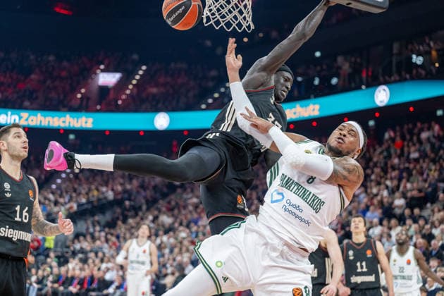 Wenyen Gabriel 32 (FC Bayern Basketball) im Zweikampf mit Richaun Holmes 8 (Panathinaikos Aktor Athen), FC Bayern Basketball vs. Panathinaikos Aktor Athen, EuroLeague 22. Spieltag, 15.01.2026 Muenchen Bayern Deutschland