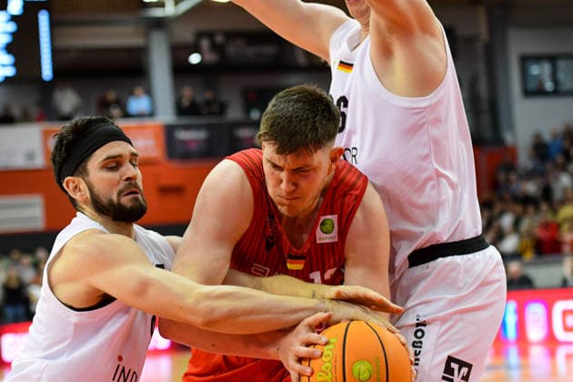 Connor Anthony, Jonathan Maier 2.Bundesliga Pro A, 18. Spieltag, 46ers, Basketball, Basketball Saison 2025 2026, BBL, Deutschland, Gießen 46ers Artland Dragons, Gießen in rot, Herren, Dragons in weiß