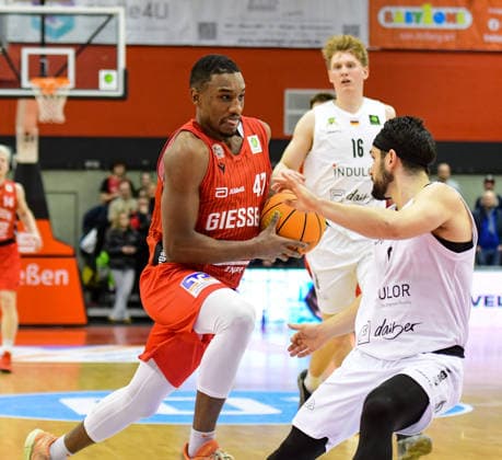 Abu Kigab, Connor Anthony 2.Bundesliga Pro A, 18. Spieltag, 46ers, Basketball, Basketball Saison 2025 2026, BBL, Deutschland, Gießen 46ers Artland Dragons, Gießen in rot, Herren, Dragons in weiß