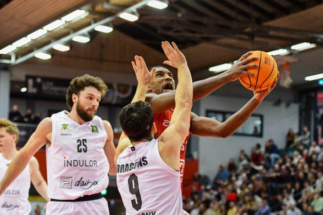 9 Connor Anthony, Abu Kigab 2.Bundesliga Pro A, 18. Spieltag, 46ers, Basketball, Basketball Saison 2025 2026, BBL, Deutschland, Gießen 46ers Artland Dragons, Gießen in rot, Herren, Dragons in weiß