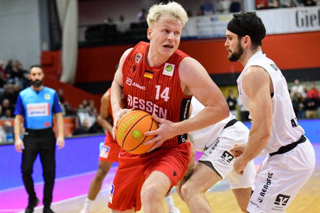 Luis König Figge, Connor Anthony 2.Bundesliga Pro A, 18. Spieltag, 46ers, Basketball, Basketball Saison 2025 2026, BBL, Deutschland, Gießen 46ers Artland Dragons, Gießen in rot, Herren, Dragons in weiß