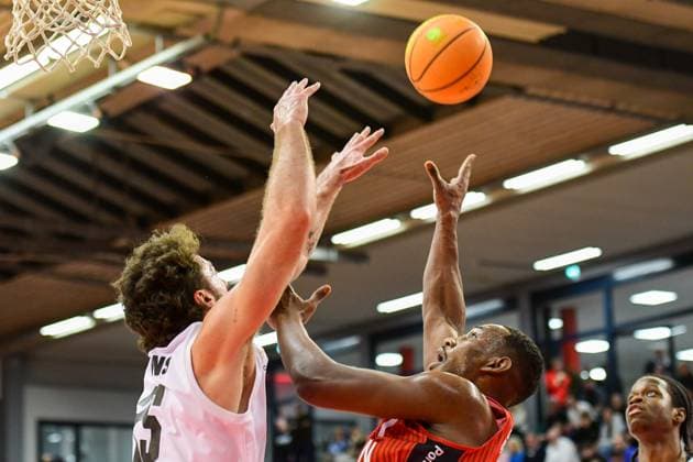 Benjamin Burnham, Abu Kigab 2.Bundesliga Pro A, 18. Spieltag, 46ers, Basketball, Basketball Saison 2025 2026, BBL, Deutschland, Gießen 46ers Artland Dragons, Gießen in rot, Herren, Dragons in weiß