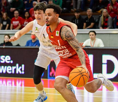 Nathan Petrone, Daniel Norl 2.Bundesliga Pro A, 18. Spieltag, 46ers, Basketball, Basketball Saison 2025 2026, BBL, Deutschland, Gießen 46ers Artland Dragons, Gießen in rot, Herren, Dragons in weiß