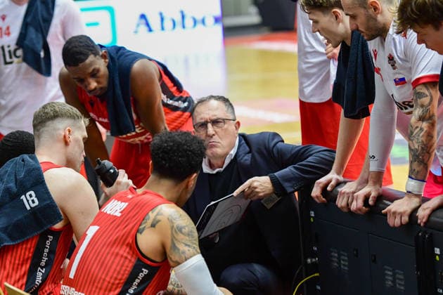 Auszeit mit Frenki Ignjatovic 2.Bundesliga Pro A, 18. Spieltag, 46ers, Basketball, Basketball Saison 2025 2026, BBL, Deutschland, Gießen 46ers Artland Dragons, Gießen in rot, Herren, Dragons in weiß