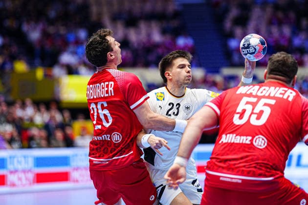 Lukas Herburger (Oesterreich, 26), Renars Uscins (Deutschland, 23) DEN, Deutschland vs. Oesterreich, Handball, EHF Europameisterschaft 2026, Gruppe A, Spieltag 1, 15.01.2026 DEN, Deutschland vs. Oesterreich, Handball, EHF Europameisterschaft 2026, Gruppe A, Spieltag 1, 15.01.2026 Herning Copyright: xEibner-Pressefoto MarcelxvonxFehrnx EP_MFN