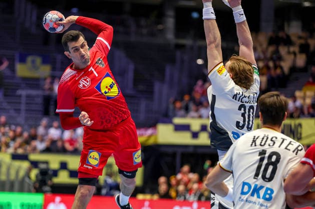 15.01.2026, Handball, Men s EHF EURO 2026, Deutschland - Östereich, Jyske Bank Boxen in Herning, Dänemark, Preliminary Round: Janko Bozovic (Austria 07) im Zweikampf gegen Tom Kiesler (Germany 30) Dänemark