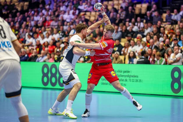 15.01.2026, Handball, Men s EHF EURO 2026, Deutschland - Östereich, Jyske Bank Boxen in Herning, Dänemark, Preliminary Round: Johannes Golla (Germany 04) im Zweikampf gegen Lukas Hutecek (Austria 72) Dänemark