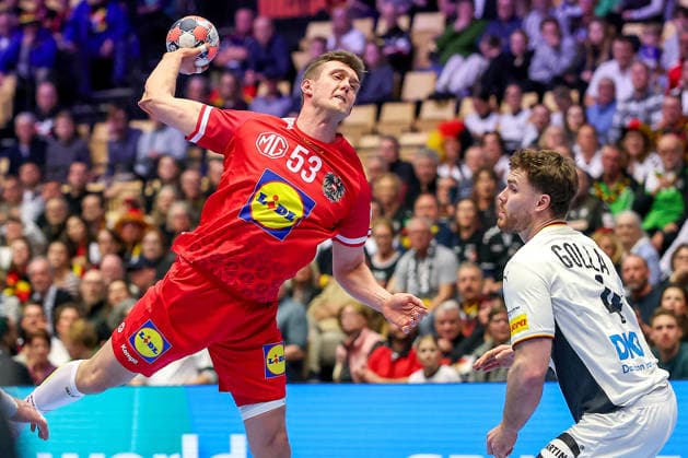 15.01.2026, Handball, Men s EHF EURO 2026, Deutschland - Östereich, Jyske Bank Boxen in Herning, Dänemark, Preliminary Round: Mykola Bilyk (Austria 53) im Zweikampf gegen Johannes Golla (Germany 04) Dänemark