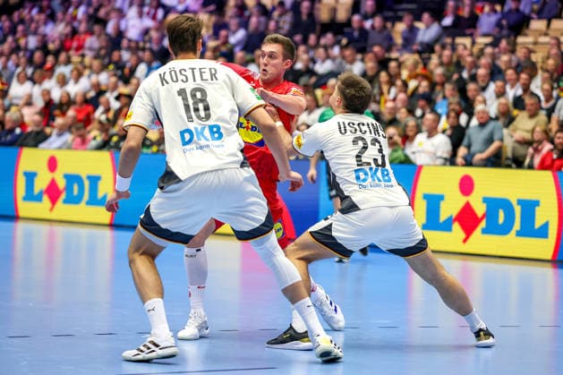 15.01.2026, Handball, Men s EHF EURO 2026, Deutschland - Östereich, Jyske Bank Boxen in Herning, Dänemark, Preliminary Round: Julian Köster (Germany 18) und Renars Uscins (Germany 23) verteidigen Dänemark