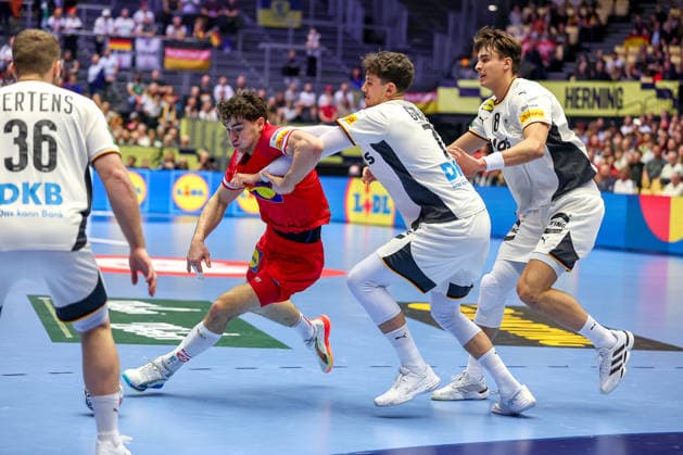 15.01.2026, Handball, Men s EHF EURO 2026, Deutschland - Östereich, Jyske Bank Boxen in Herning, Dänemark, Preliminary Round: Marko Grgic (Germany 71) und Julian Köster (Germany 18) verteidigen Dänemark