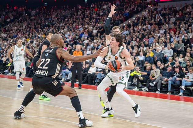 Isiaha Mike 22 (FC Bayern Basketball) im Zweikampf mit Cedi Osman 6 (Panathinaikos Aktor Athen), FC Bayern Basketball vs. Panathinaikos Aktor Athen, EuroLeague 22. Spieltag, 15.01.2026 Muenchen Bayern Deutschland
