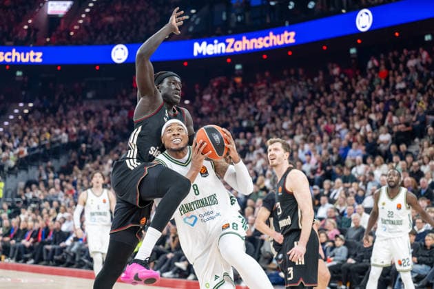 Wenyen Gabriel 32 (FC Bayern Basketball) im Zweikampf mit Richaun Holmes 8 (Panathinaikos Aktor Athen), FC Bayern Basketball vs. Panathinaikos Aktor Athen, EuroLeague 22. Spieltag, 15.01.2026 Muenchen Bayern Deutschland