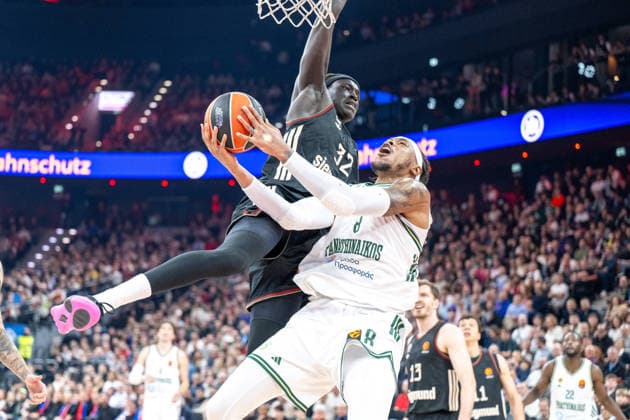 Wenyen Gabriel 32 (FC Bayern Basketball) im Zweikampf mit Richaun Holmes 8 (Panathinaikos Aktor Athen), FC Bayern Basketball vs. Panathinaikos Aktor Athen, EuroLeague 22. Spieltag, 15.01.2026 Muenchen Bayern Deutschland