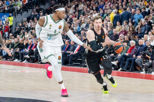 Richaun Holmes 8 (Panathinaikos Aktor Athen) im Zweikampf mit Andreas Obst 13 (FC Bayern Basketball), FC Bayern Basketball vs. Panathinaikos Aktor Athen, EuroLeague 22. Spieltag, 15.01.2026 Muenchen Bayern Deutschland