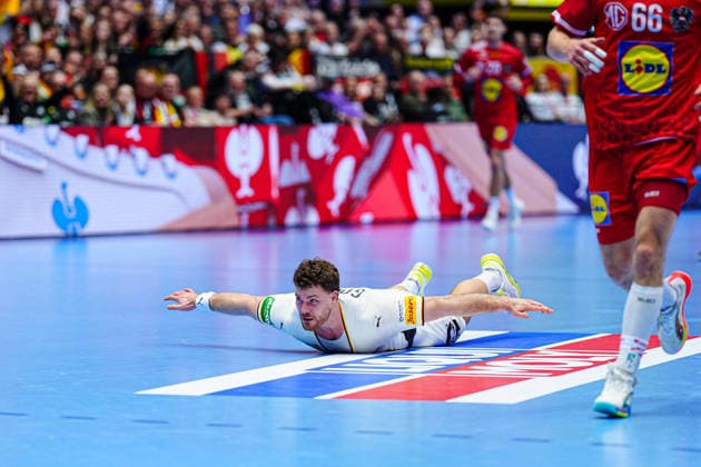 Johannes Golla (Deutschland, 04) rutscht auf Bauch nach Wurf Tor DEN, Deutschland vs. Oesterreich, Handball, EHF Europameisterschaft 2026, Gruppe A, Spieltag 1, 15.01.2026 DEN, Deutschland vs. Oesterreich, Handball, EHF Europameisterschaft 2026, Gruppe A, Spieltag 1, 15.01.2026 Herning *** Johannes Golla Germany, 04 slides on belly after throw goal DEN, Germany vs Austria, Handball, EHF European Championship 2026, Group A, Matchday 1, 15 01 2026 DEN, Germany vs Austria, Handball, EHF European Championship 2026, Group A, Matchday 1, 15 01 2026 Herning Copyright: xEibner-Pressefoto MarcelxvonxFehrnx EP_MFN