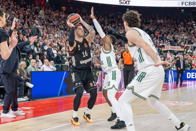 Stefan Jovic 16 (FC Bayern Basketball) im Zweikampf mit TJ Shorts 0 (Panathinaikos Aktor Athen), FC Bayern Basketball vs. Panathinaikos Aktor Athen, EuroLeague 22. Spieltag, 15.01.2026 Muenchen Bayern Deutschland