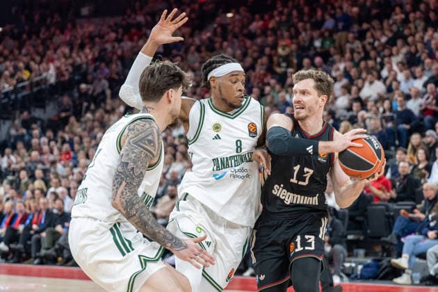 Richaun Holmes 8 (Panathinaikos Aktor Athen) im Zweikampf mit Andreas Obst 13 (FC Bayern Basketball), FC Bayern Basketball vs. Panathinaikos Aktor Athen, EuroLeague 22. Spieltag, 15.01.2026 Muenchen Bayern Deutschland