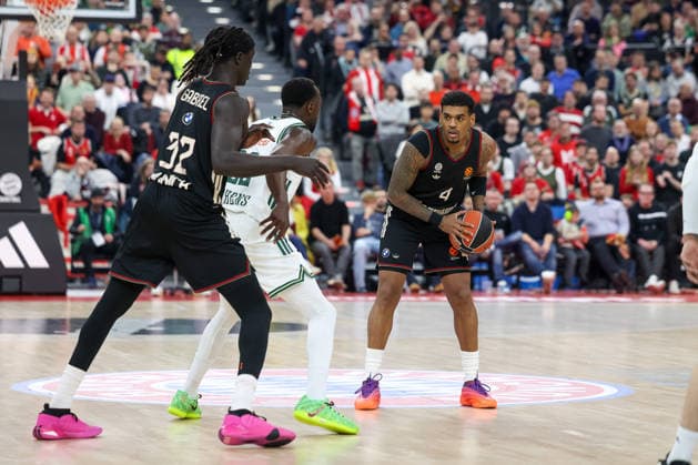 Xavier Rathan-Mayes (FC Bayern Basketball, 04) mit Jerian Grant (Panathinaikos AKTOR Athen, 22) und Wenyen Gabriel (FC Bayern Basketball, 32), GER, FC Bayern Basketball vs. Panathinaikos AKTOR Athen, Basketball, Euroleague, 22. Spieltag, Saison 2025 2026, 15.01.2026, GER, FC Bayern Basketball vs. Panathinaikos AKTOR Athen, Basketball, Euroleague, 22. Spieltag, Saison 2025 2026, 15.01.2026 Muenchen Copyright: xEibner-Pressefoto JennixMaulx EP_JML